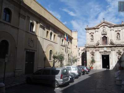 L'edificio, oggi occupato dal Tribunale per i minorenni, si trova nel cuore dell'isola che ospita il centro storico del capoluogo jonico. Sorge in piazza Duomo, affiancato dalla cattedrale di San Cataldo